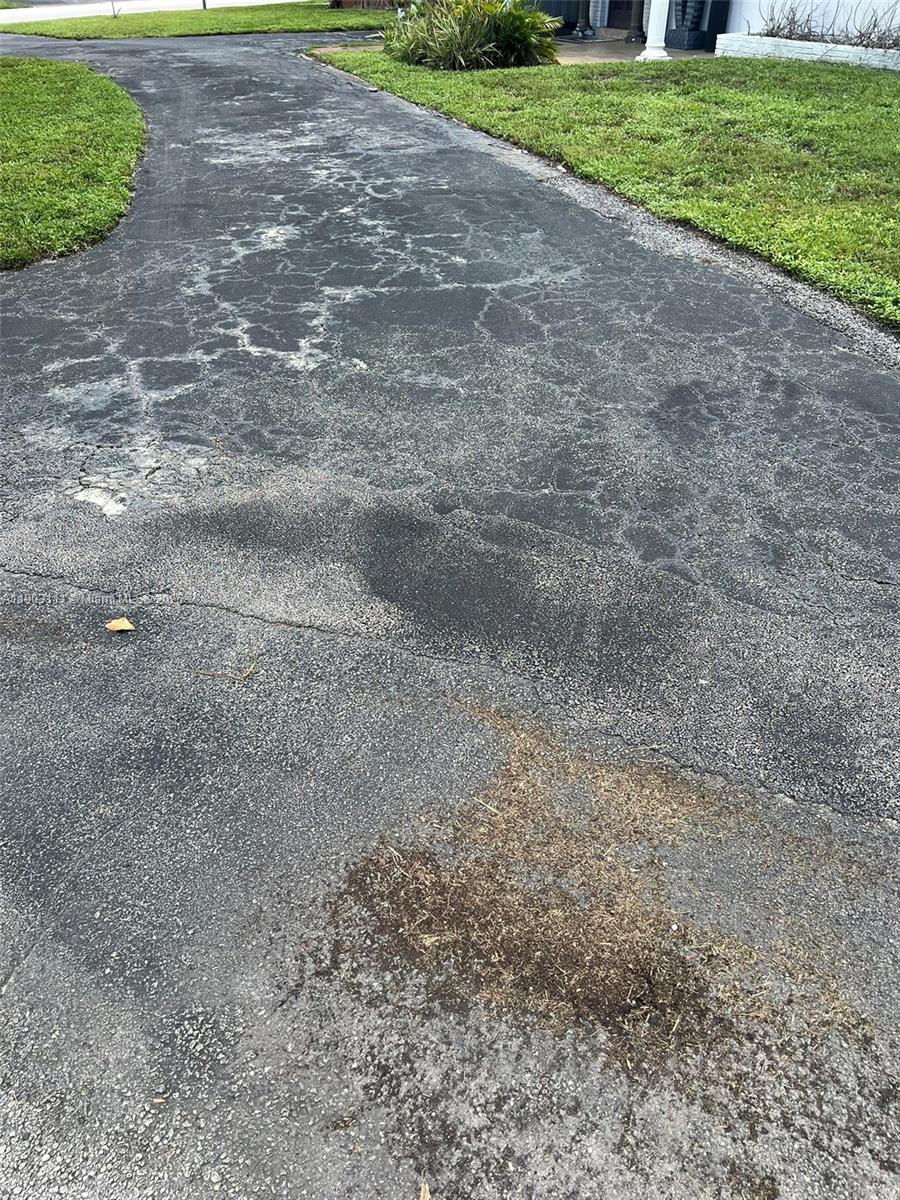 281 3 / 2 1140 sq. ft. $ 2025-10-27 0 Photo