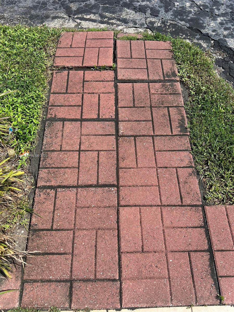 281 3 / 2 1140 sq. ft. $ 2025-10-27 0 Photo