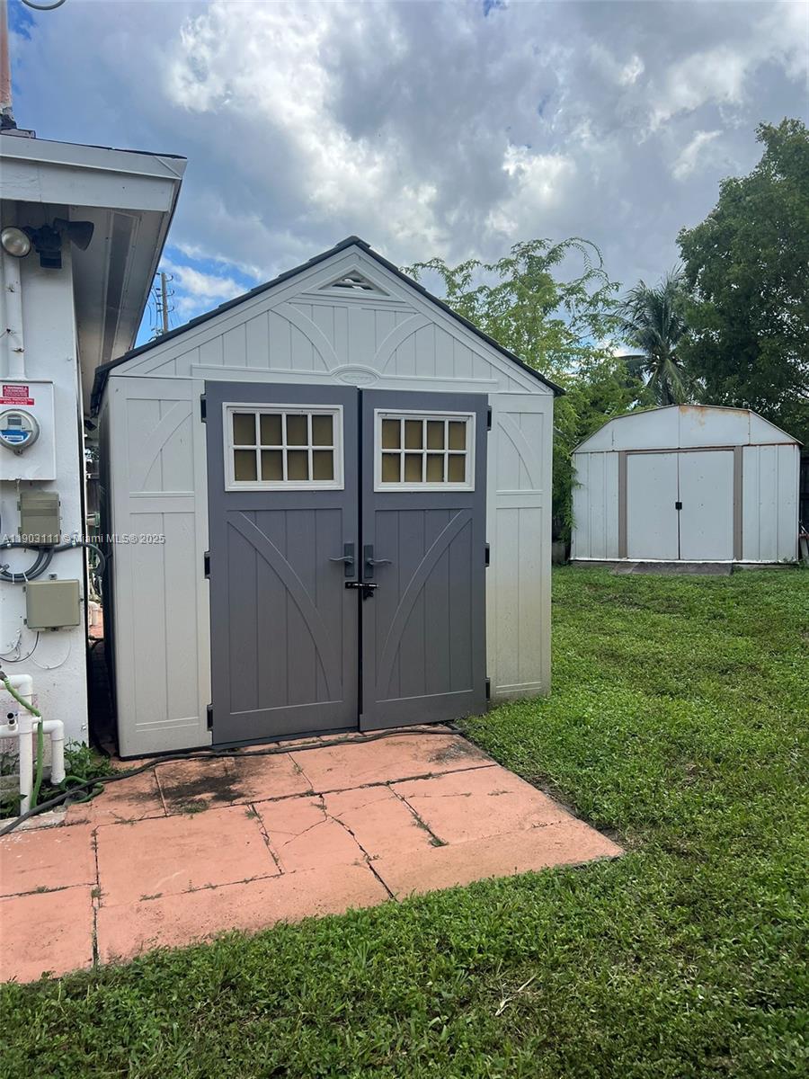 281 3 / 2 1140 sq. ft. $ 2025-10-27 0 Photo