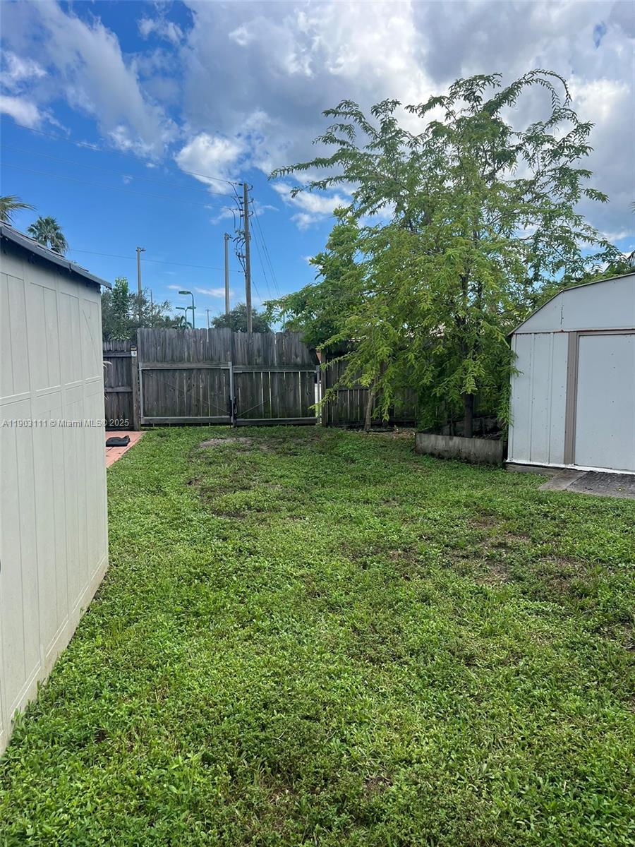 281 3 / 2 1140 sq. ft. $ 2025-10-27 0 Photo