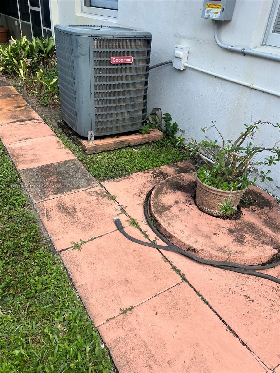 281 3 / 2 1140 sq. ft. $ 2025-10-27 0 Photo