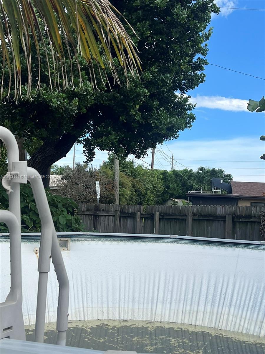 281 3 / 2 1140 sq. ft. $ 2025-10-27 0 Photo