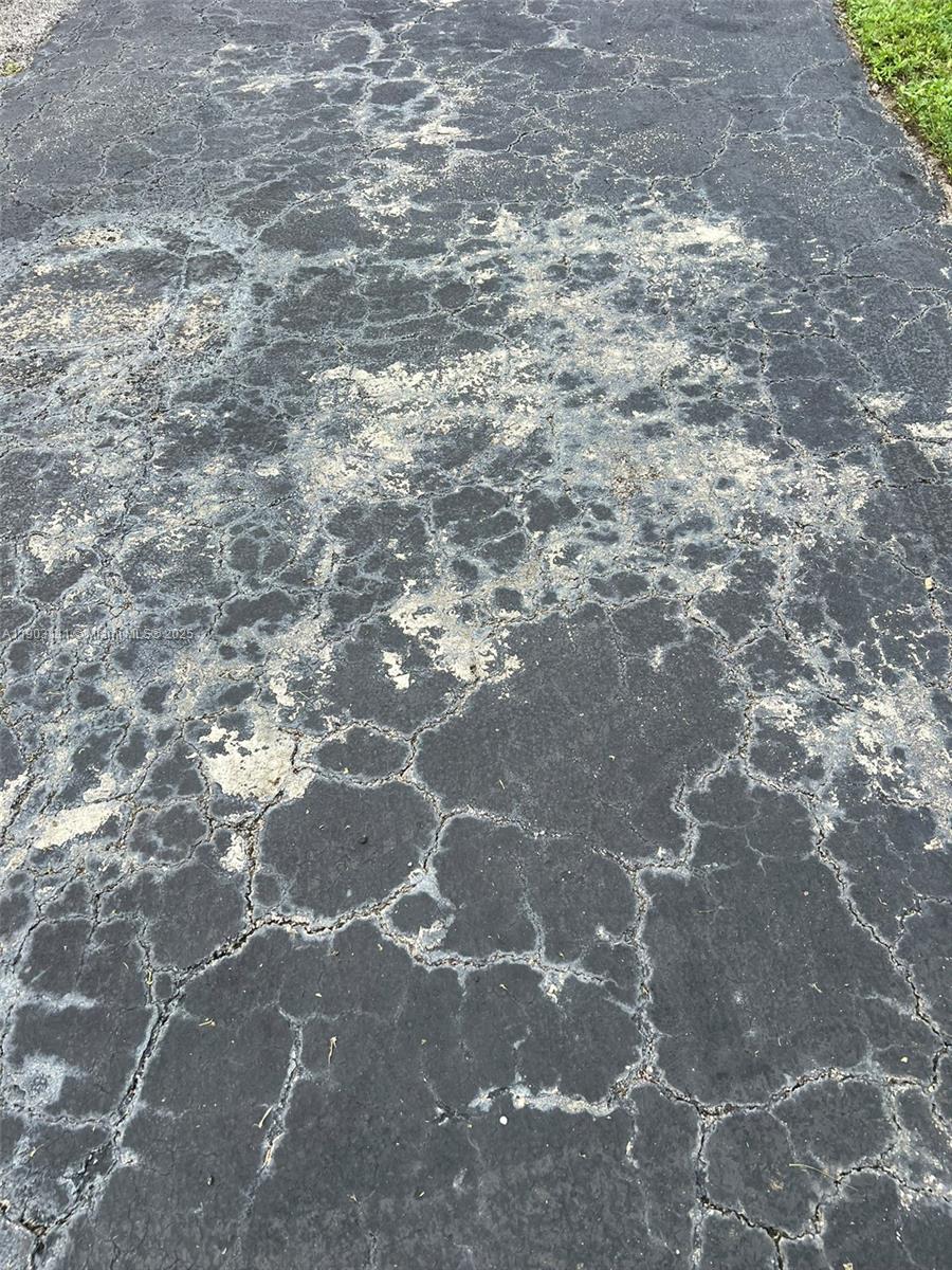 281 3 / 2 1140 sq. ft. $ 2025-10-27 0 Photo