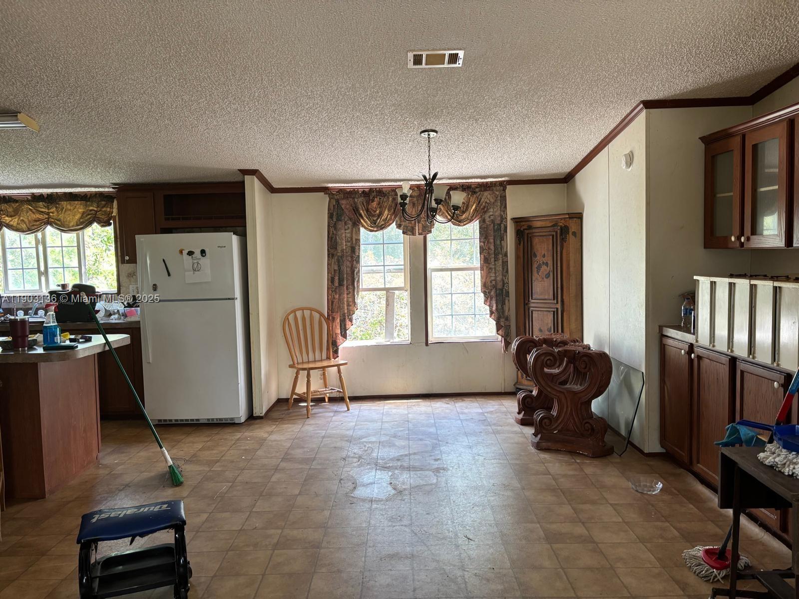 Подробнее   /   кв.футов $ 2025-10-27 0 Фото