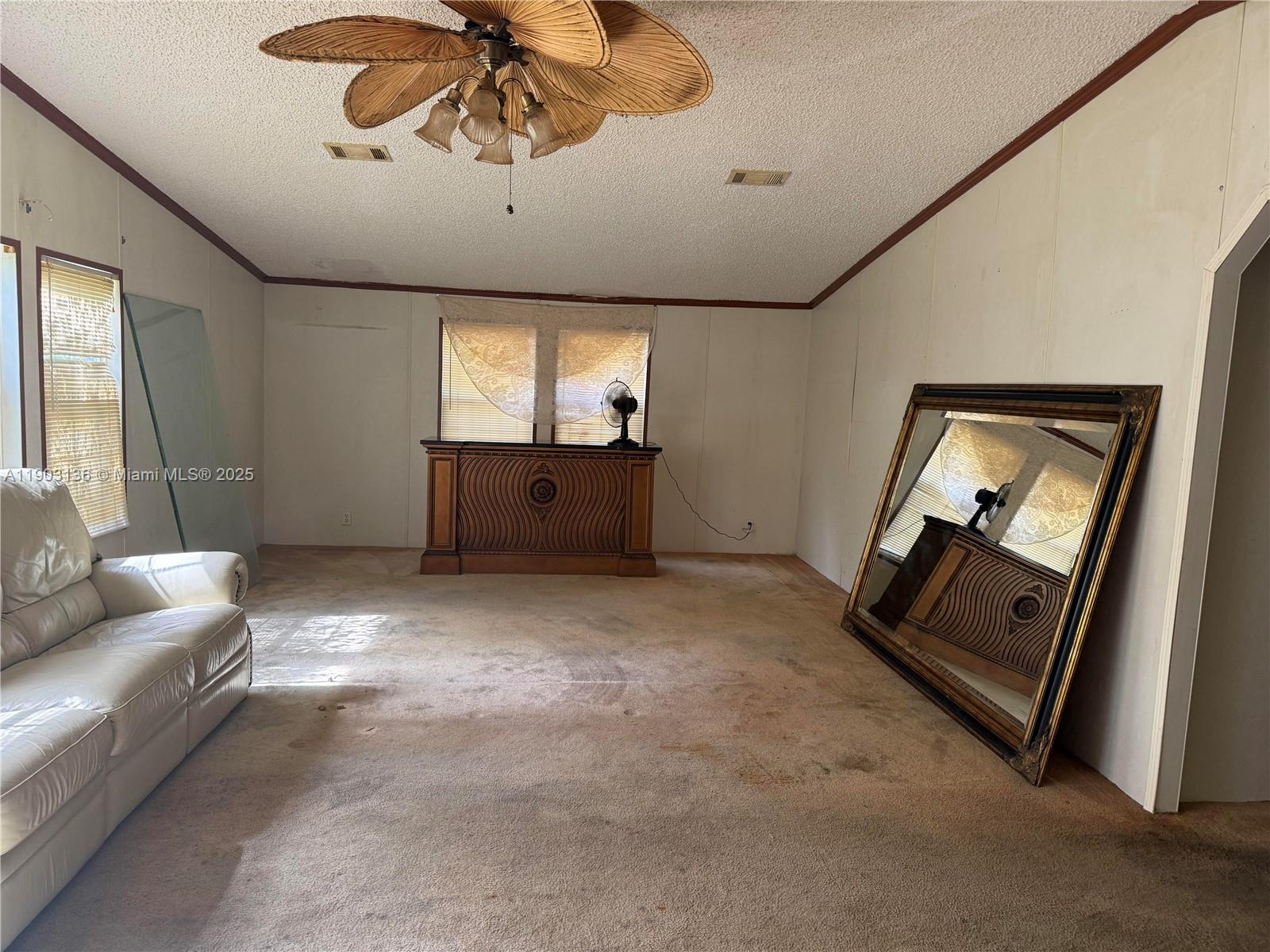 Подробнее   /   кв.футов $ 2025-10-27 0 Фото