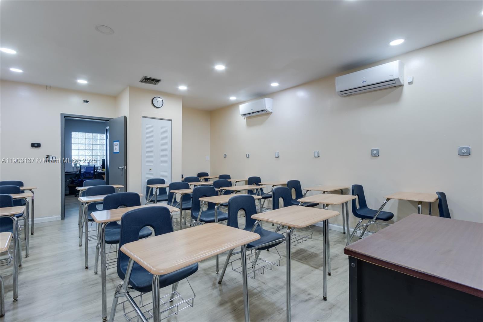   /   sq. ft. $ 2025-10-27 0 Photo