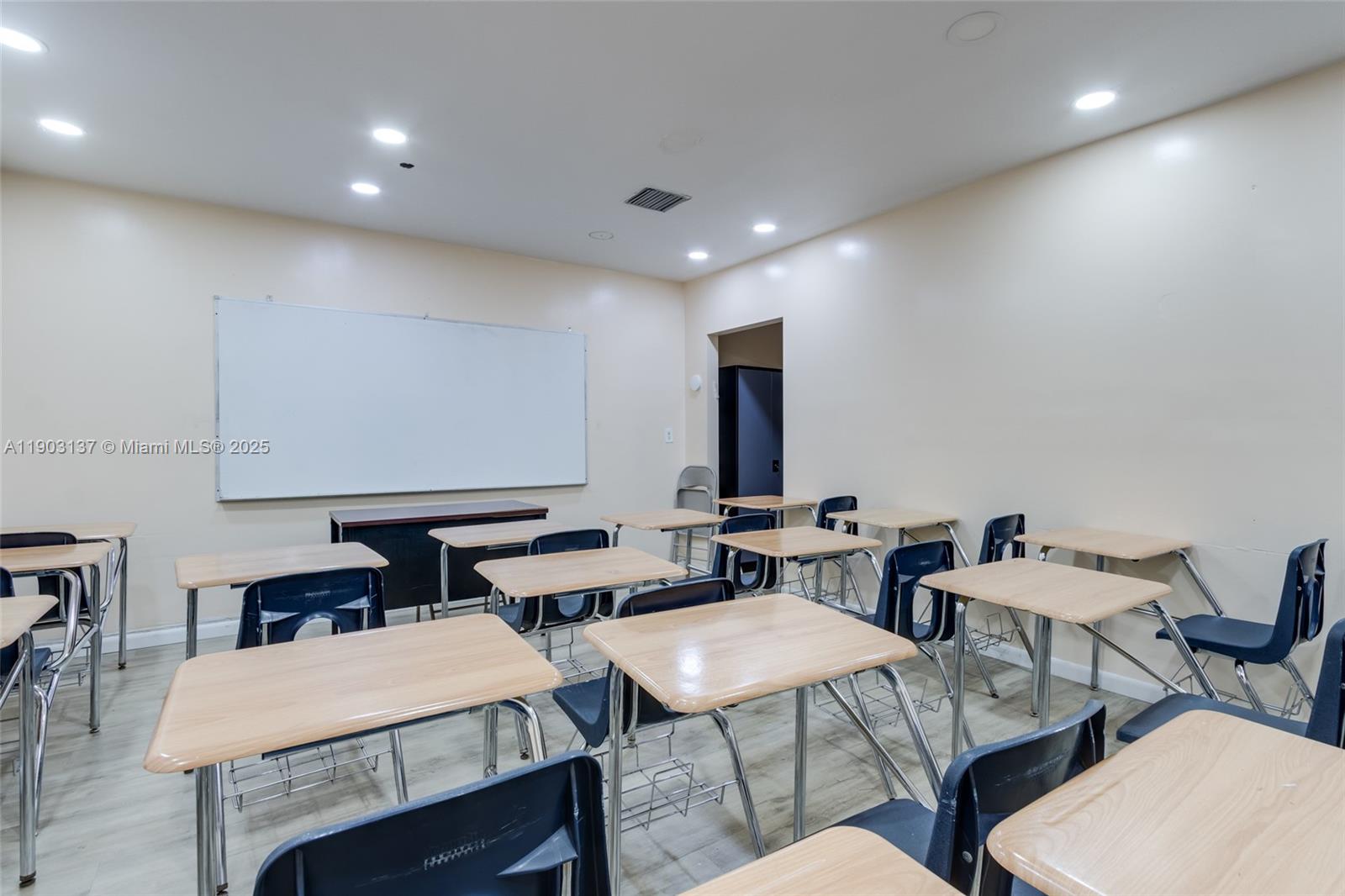   /   sq. ft. $ 2025-10-27 0 Photo