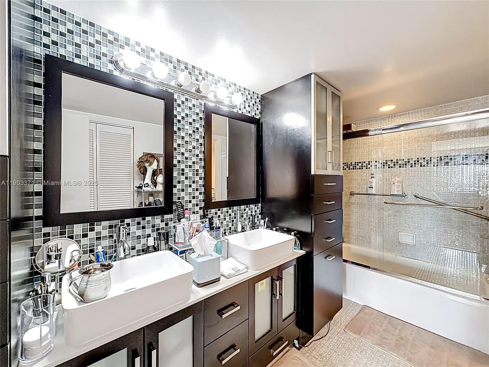 See details 409 3 / 3 2267 sq. ft. $ 2025-10-27 0 Photo