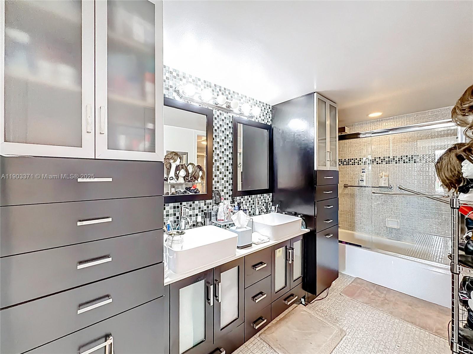 See details 409 3 / 3 2267 sq. ft. $ 2025-10-27 0 Photo