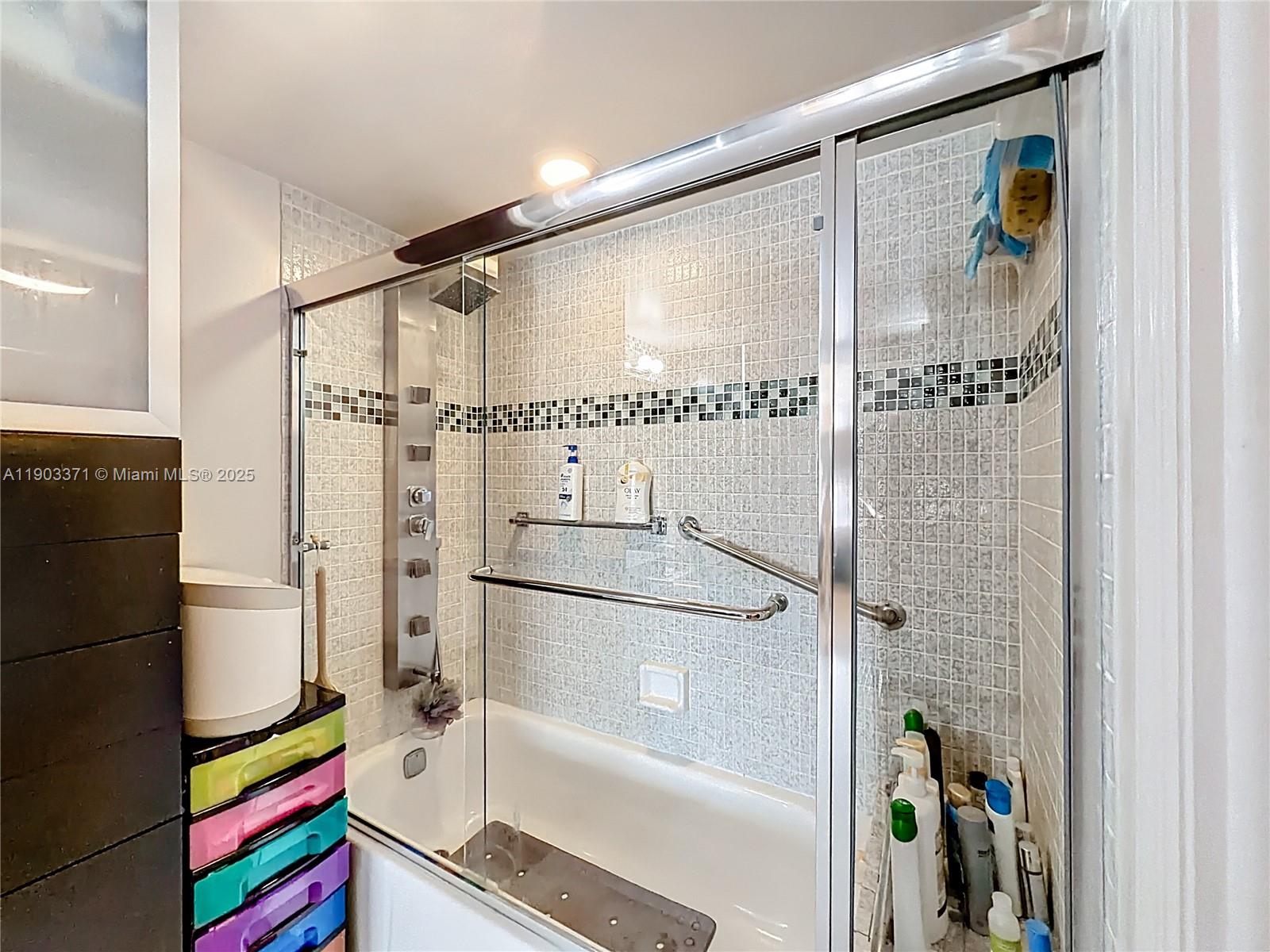 See details 409 3 / 3 2267 sq. ft. $ 2025-10-27 0 Photo