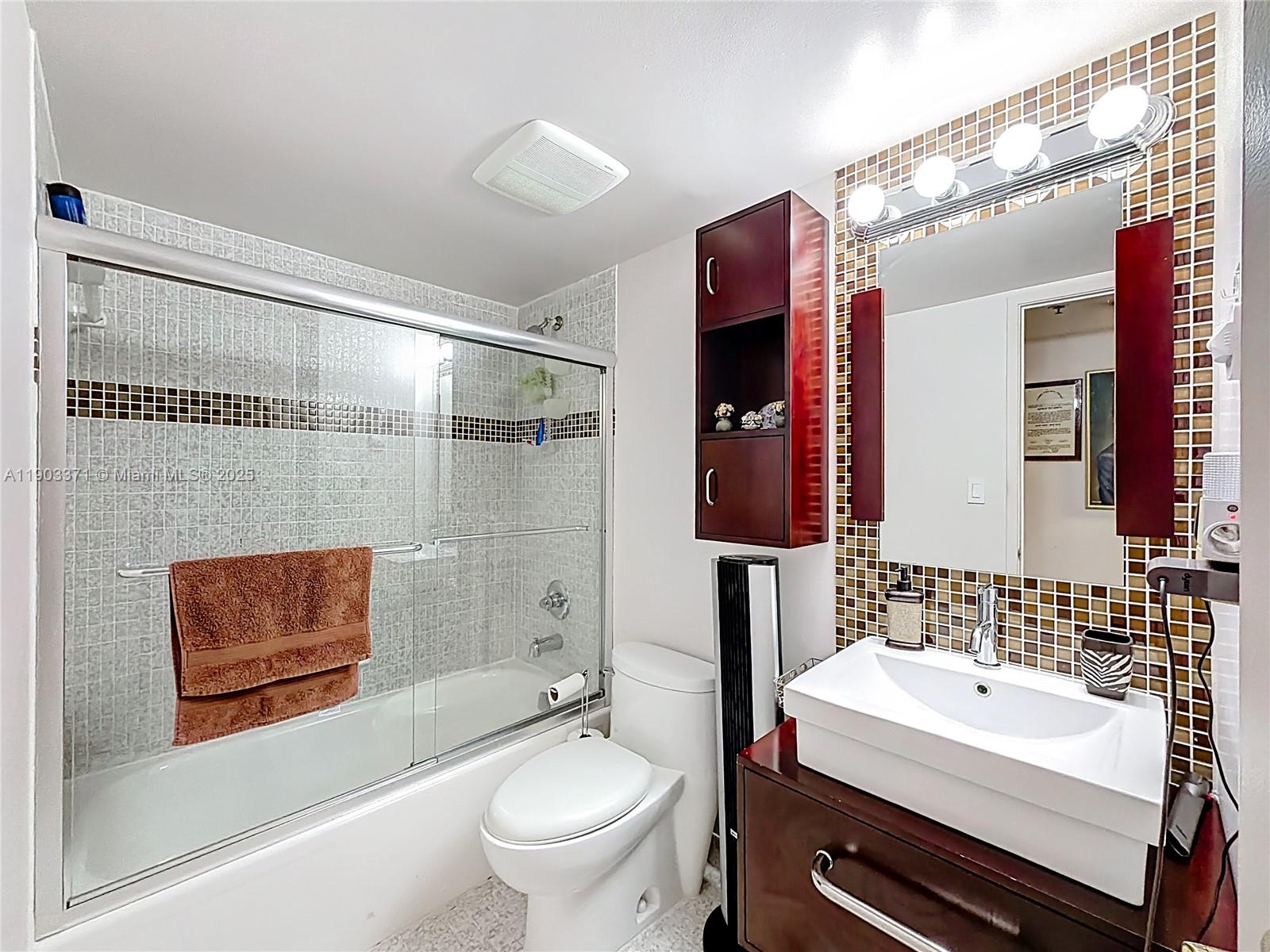 See details 409 3 / 3 2267 sq. ft. $ 2025-10-27 0 Photo