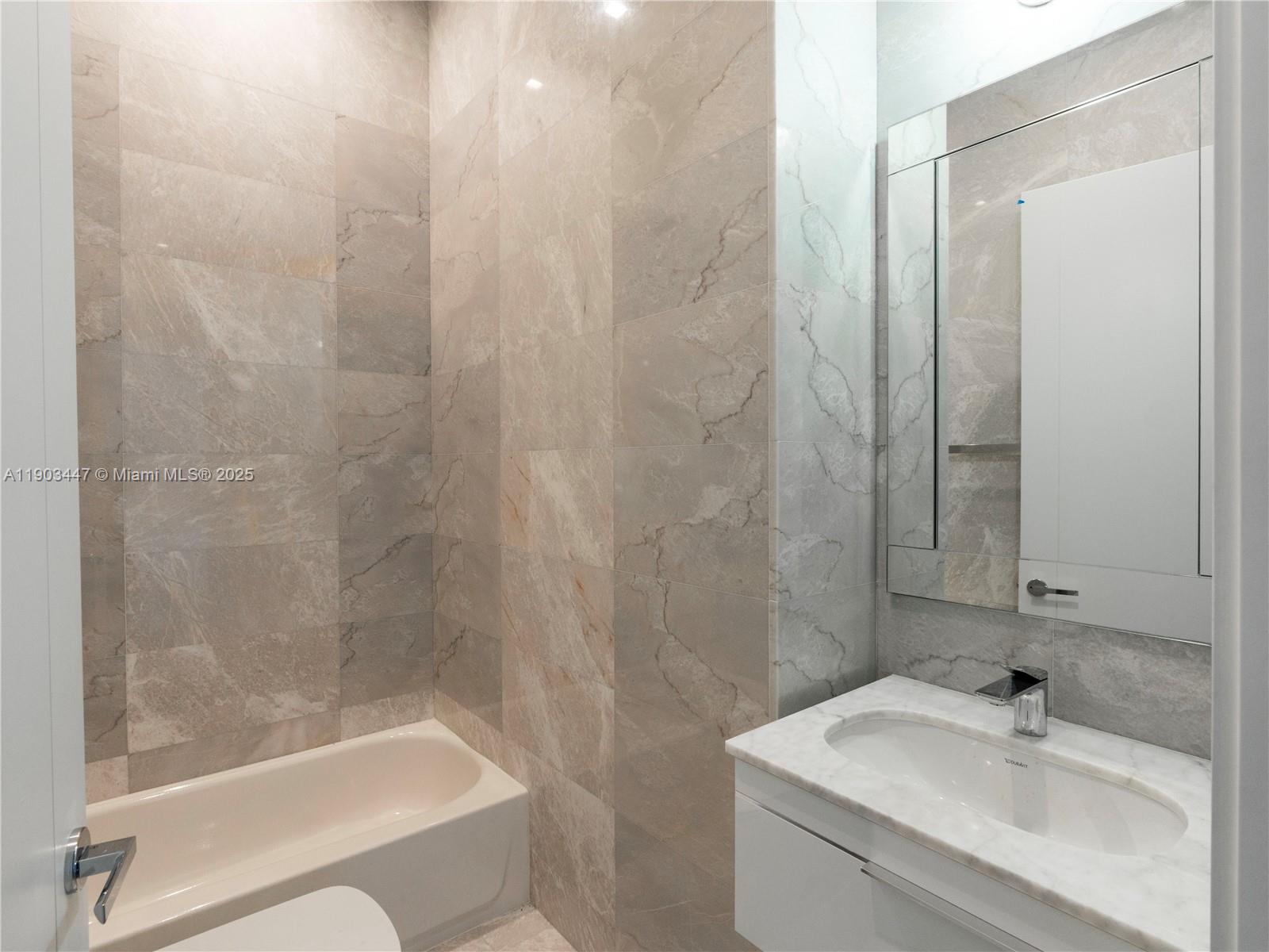 1501 4 / 6 3252 sq. ft. $ 2025-10-27 0 Photo