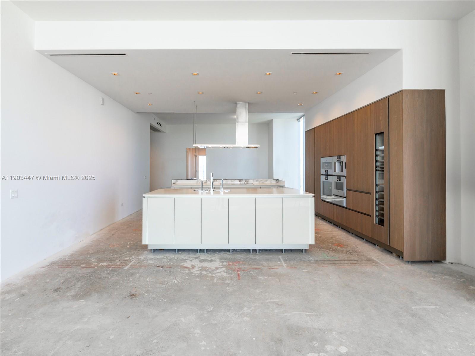 1501 4 / 6 3252 sq. ft. $ 2025-10-27 0 Photo