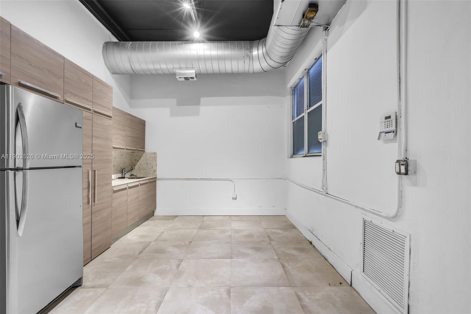   /   sq. ft. $ 2025-10-27 0 Photo