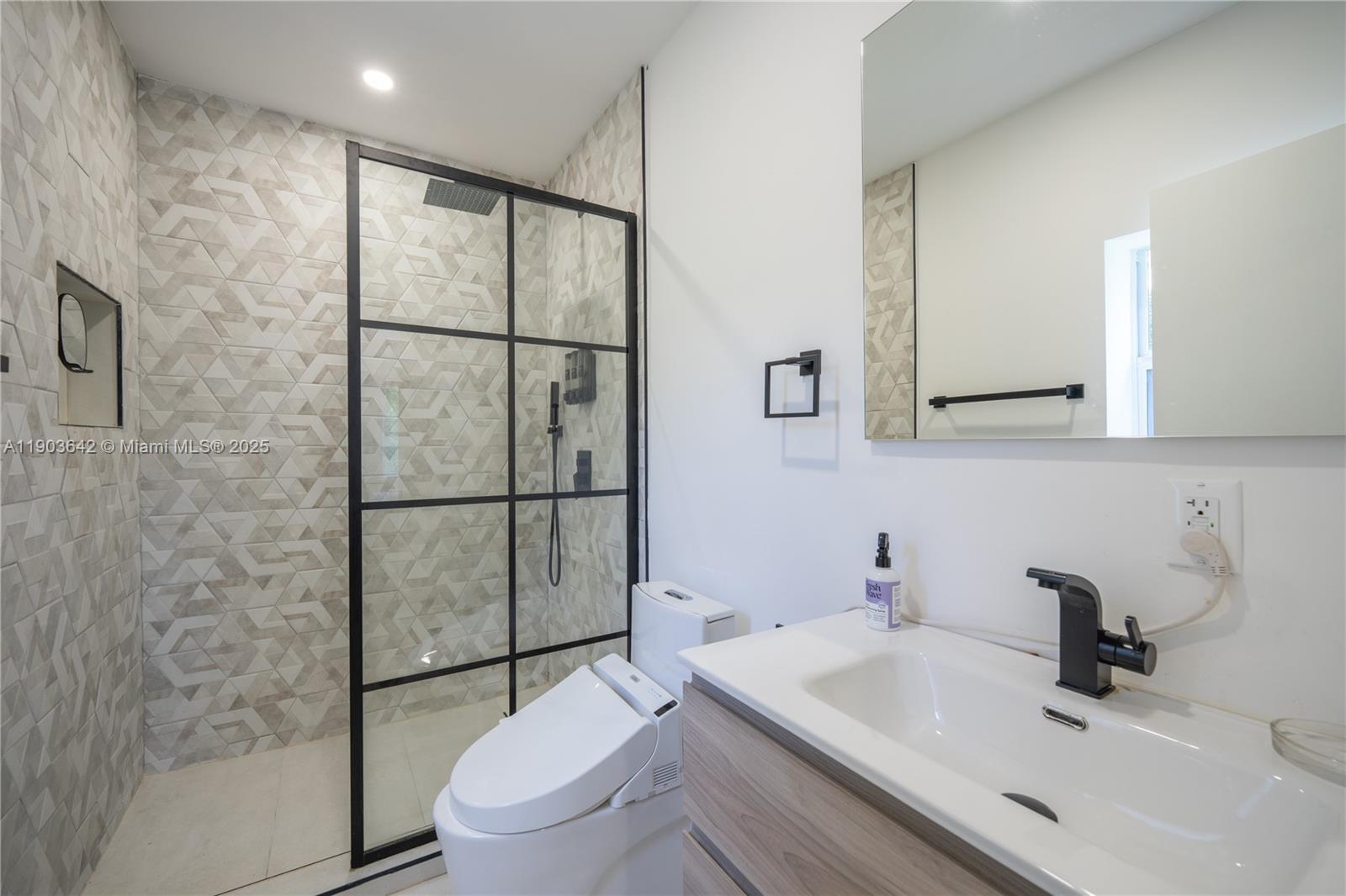 See details 545 3 / 3 1107 sq. ft. $ 2025-10-27 0 Photo