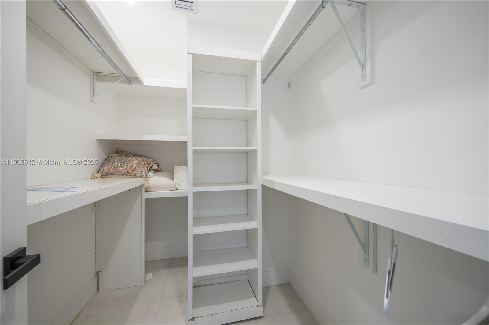 See details 545 3 / 3 1107 sq. ft. $ 2025-10-27 0 Photo