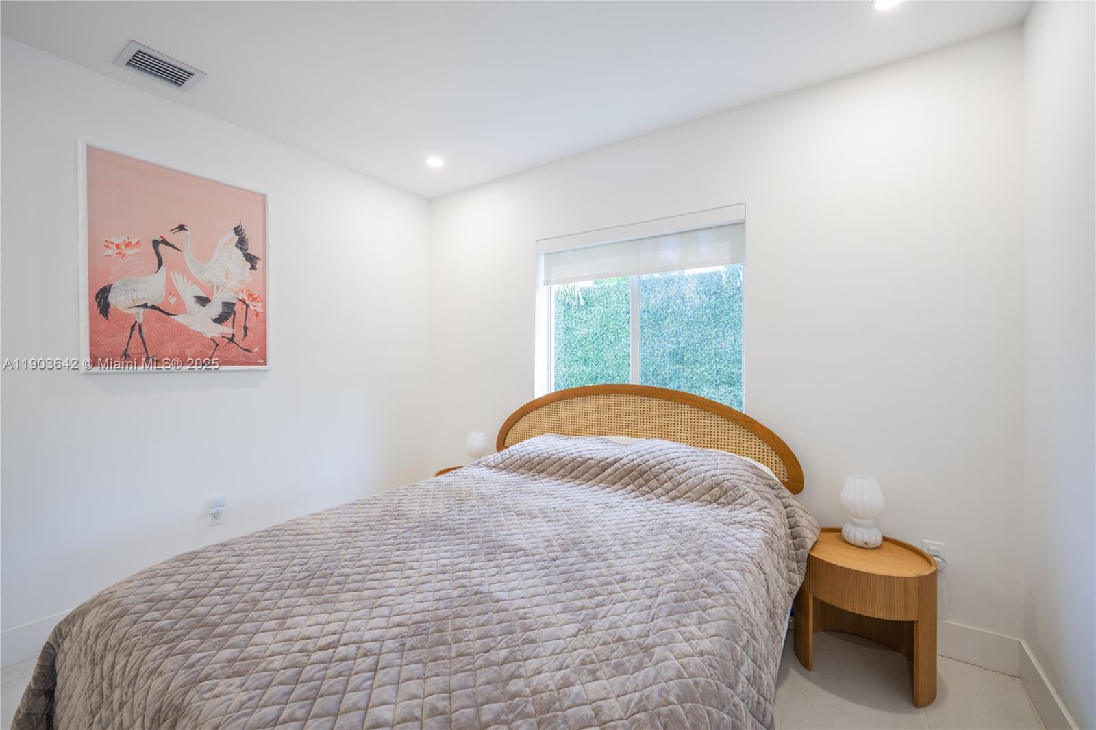 See details 545 3 / 3 1107 sq. ft. $ 2025-10-27 0 Photo