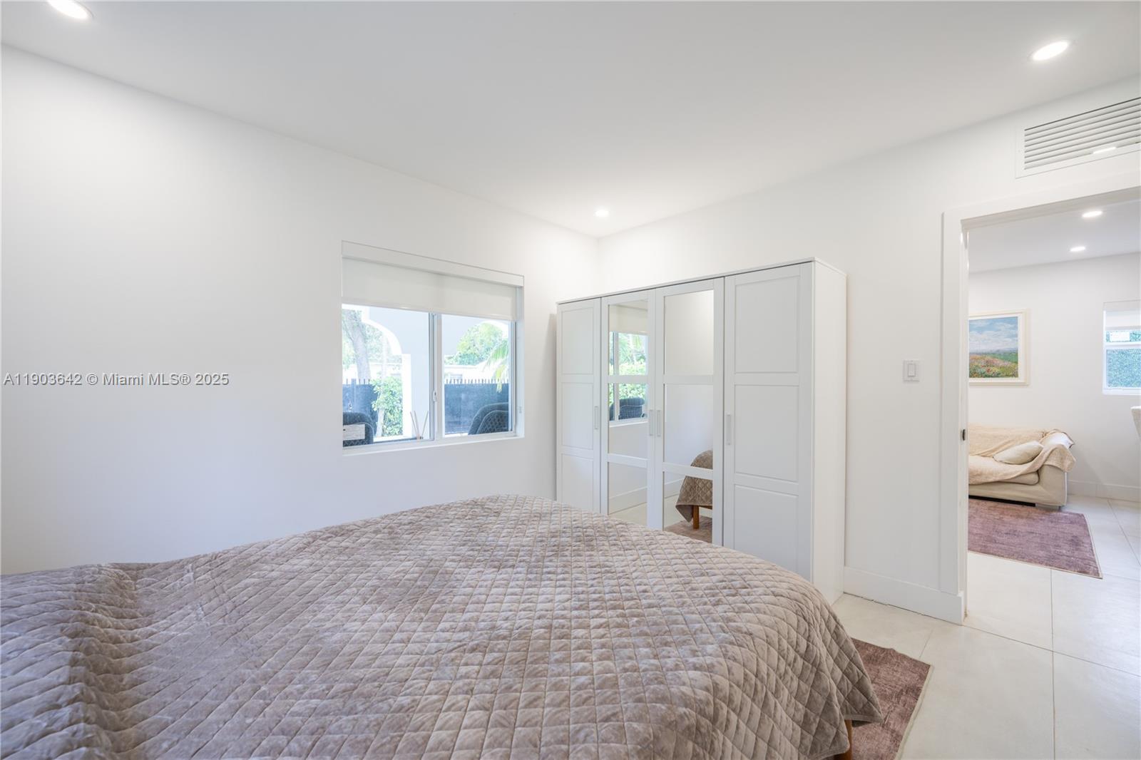 See details 545 3 / 3 1107 sq. ft. $ 2025-10-27 0 Photo