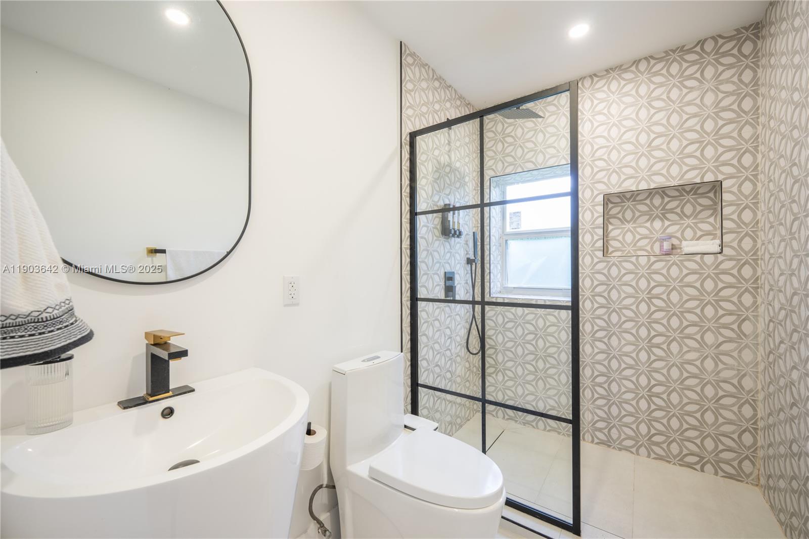 See details 545 3 / 3 1107 sq. ft. $ 2025-10-27 0 Photo