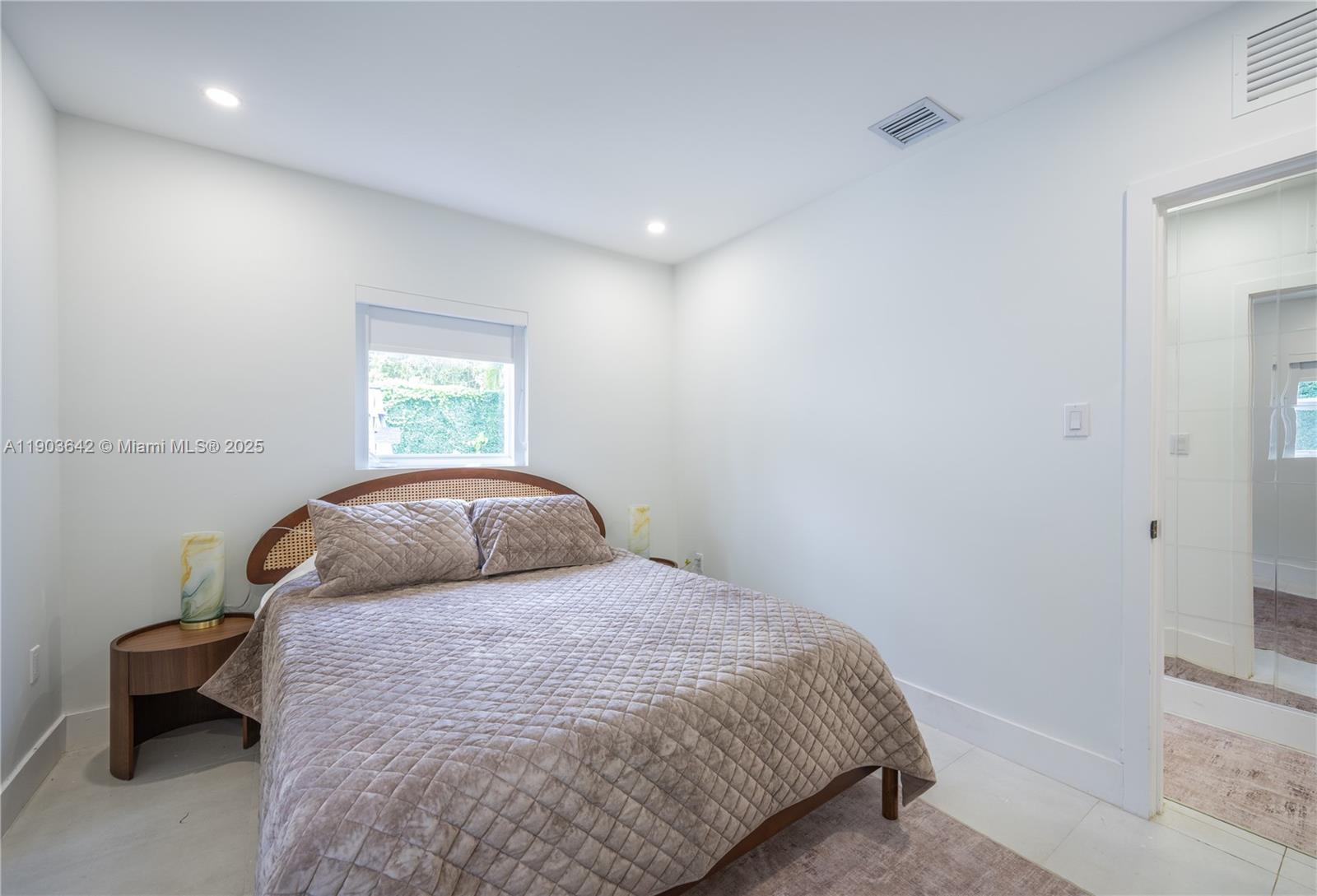 See details 545 3 / 3 1107 sq. ft. $ 2025-10-27 0 Photo