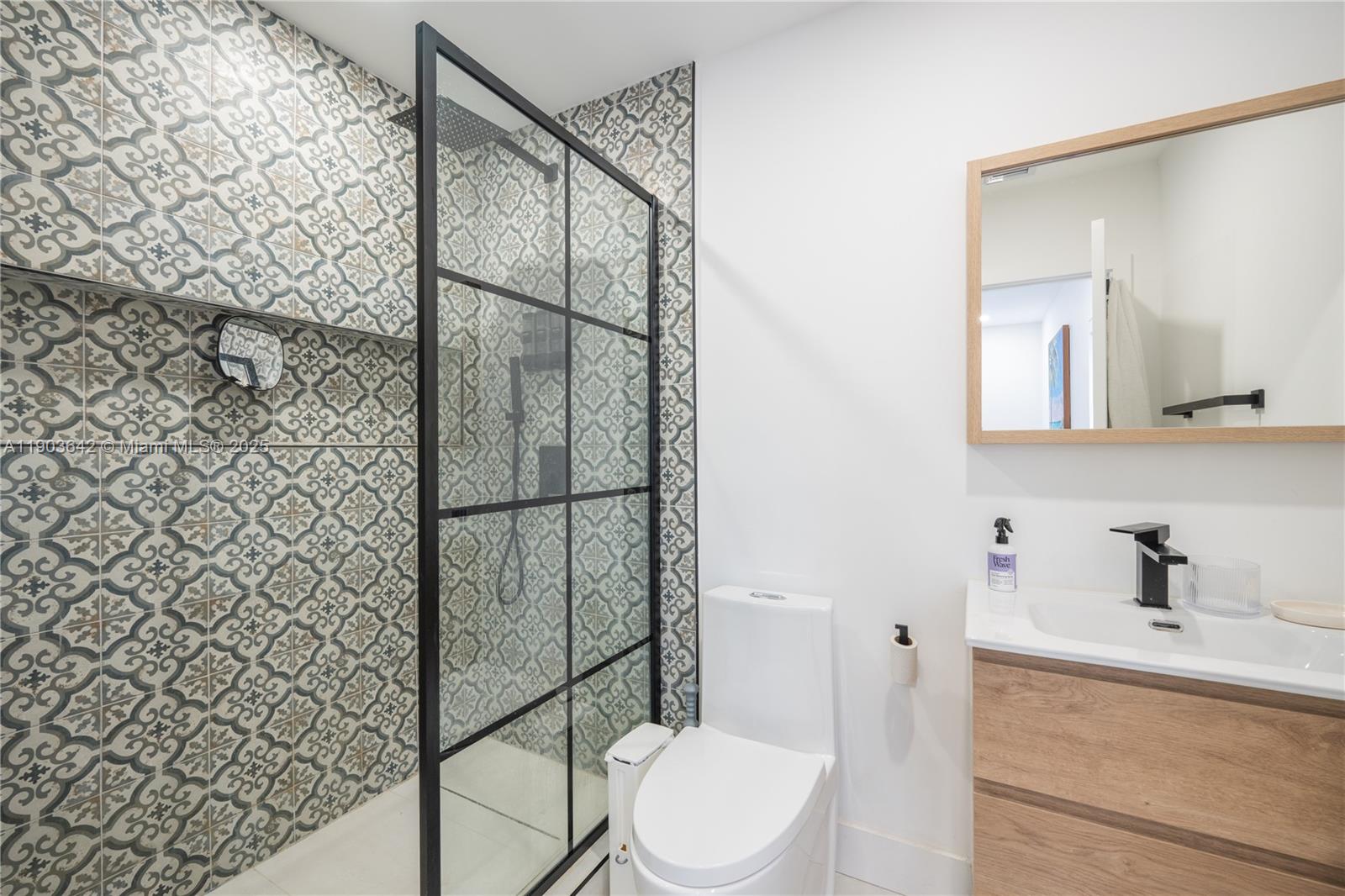 See details 545 3 / 3 1107 sq. ft. $ 2025-10-27 0 Photo