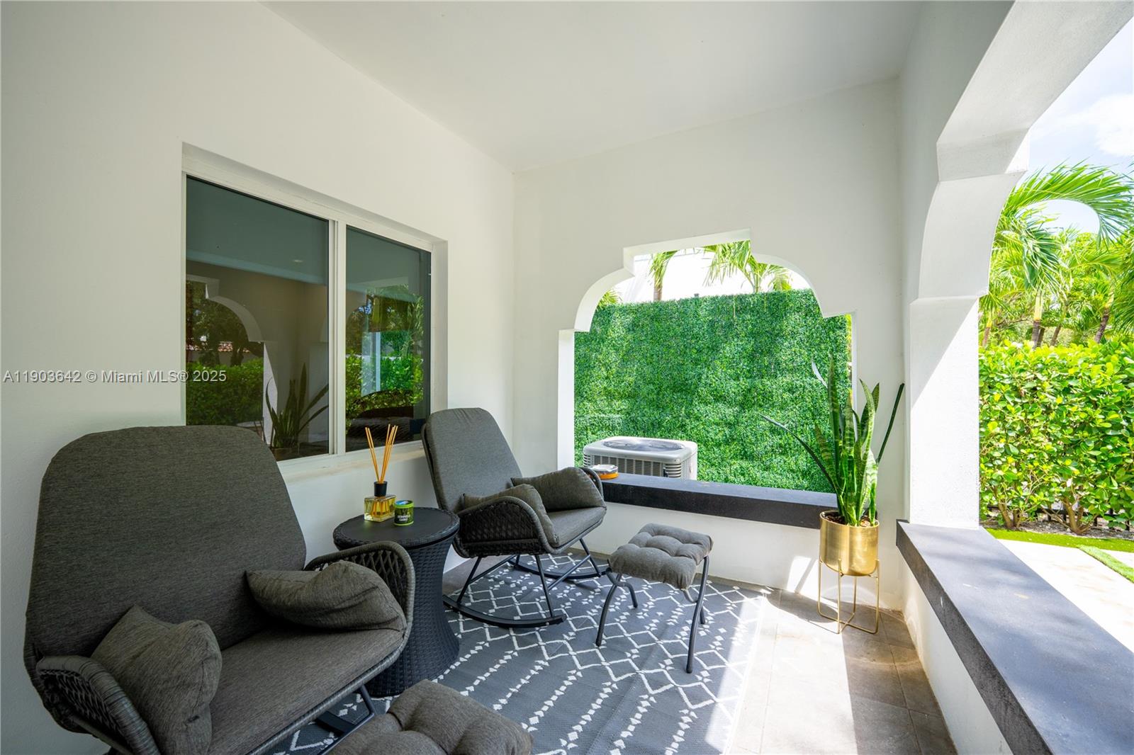 See details 545 3 / 3 1107 sq. ft. $ 2025-10-27 0 Photo