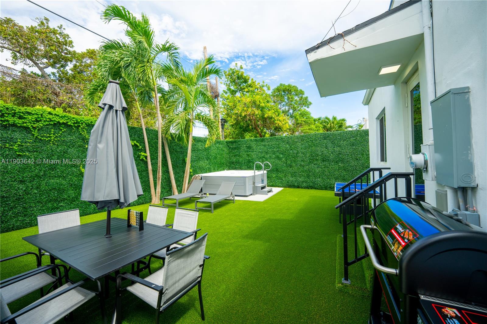 See details 545 3 / 3 1107 sq. ft. $ 2025-10-27 0 Photo