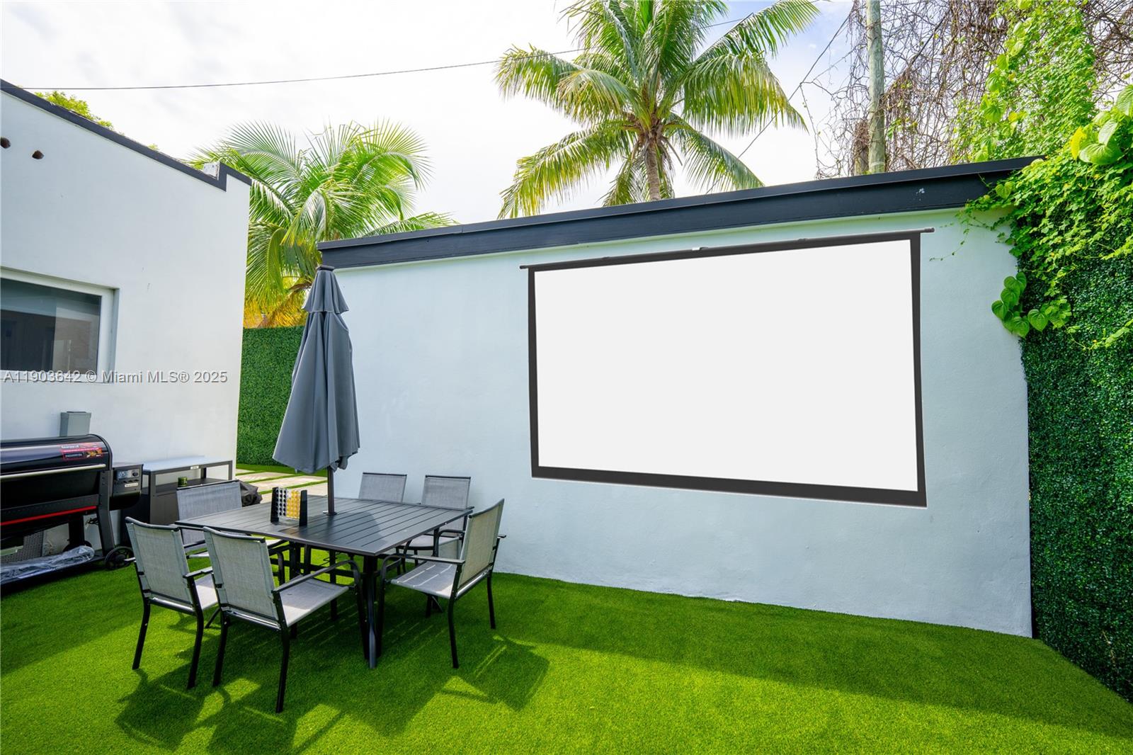 See details 545 3 / 3 1107 sq. ft. $ 2025-10-27 0 Photo