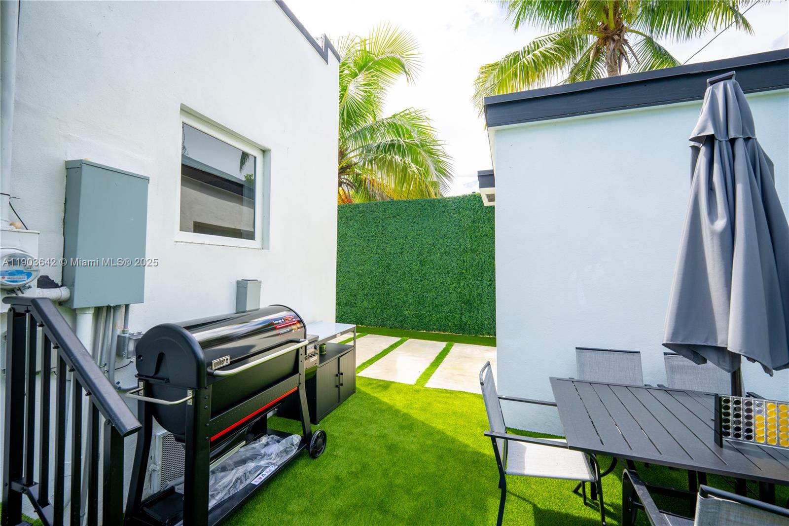 See details 545 3 / 3 1107 sq. ft. $ 2025-10-27 0 Photo