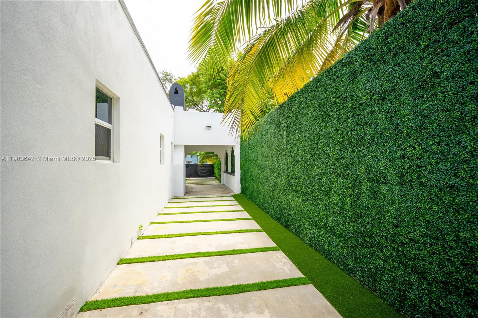 See details 545 3 / 3 1107 sq. ft. $ 2025-10-27 0 Photo