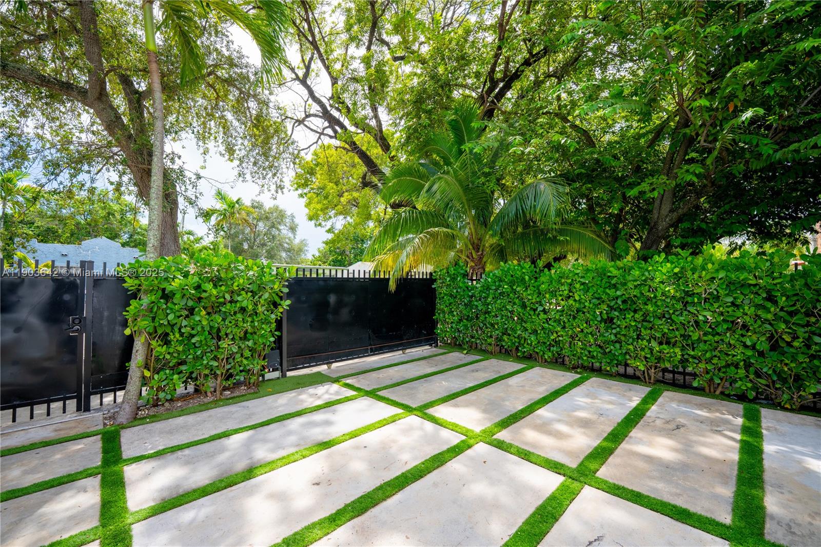 See details 545 3 / 3 1107 sq. ft. $ 2025-10-27 0 Photo