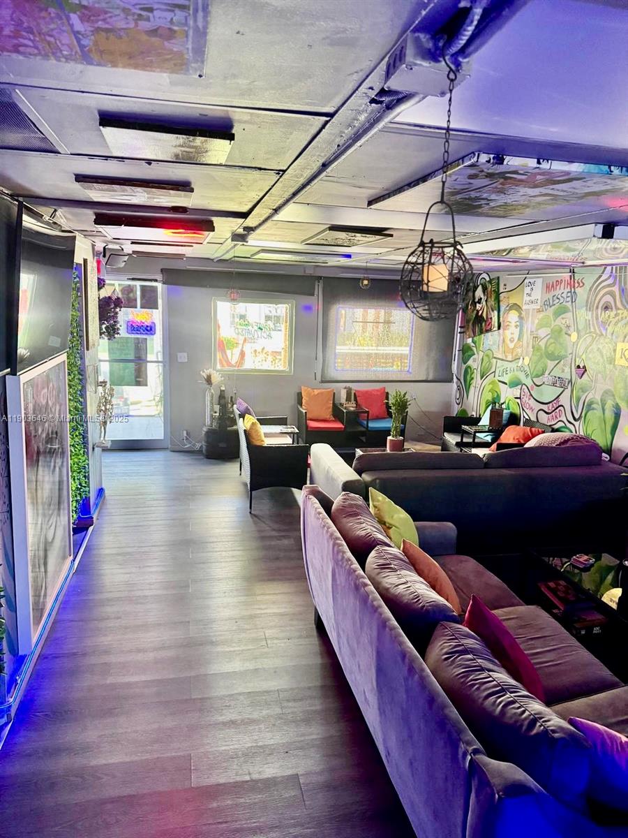 See details / sq. ft. $ 2025-10-27 0 Photo