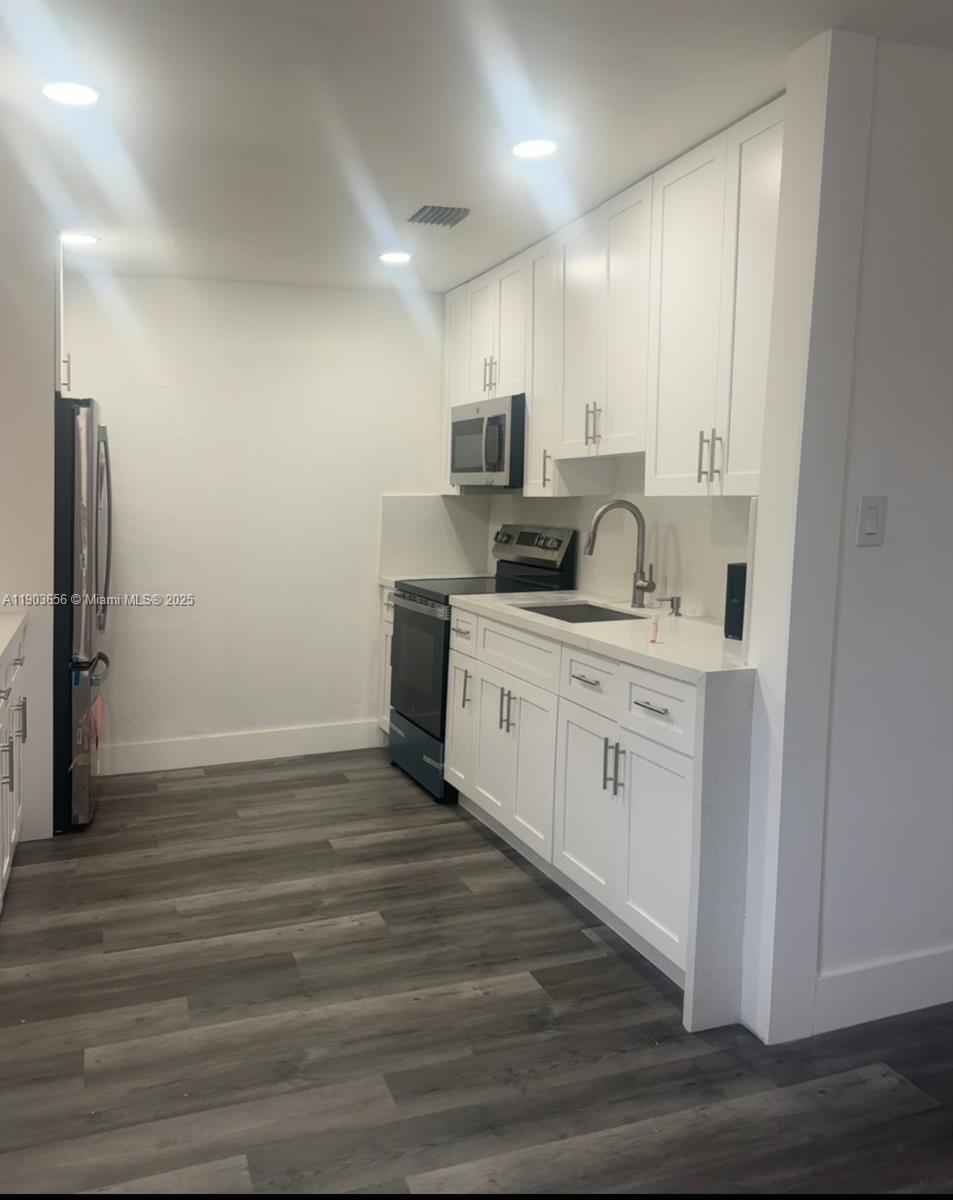 See details 5611 4 / 2 1908 sq. ft. $ 2025-10-27 0 Photo