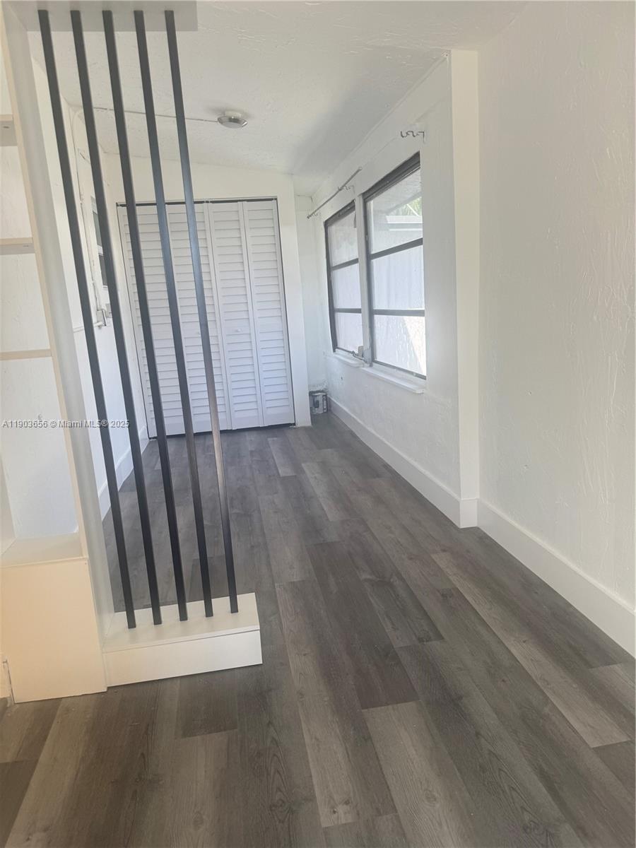 See details 5611 4 / 2 1908 sq. ft. $ 2025-10-27 0 Photo