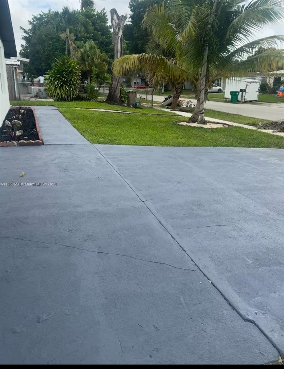 See details 5611 4 / 2 1908 sq. ft. $ 2025-10-27 0 Photo