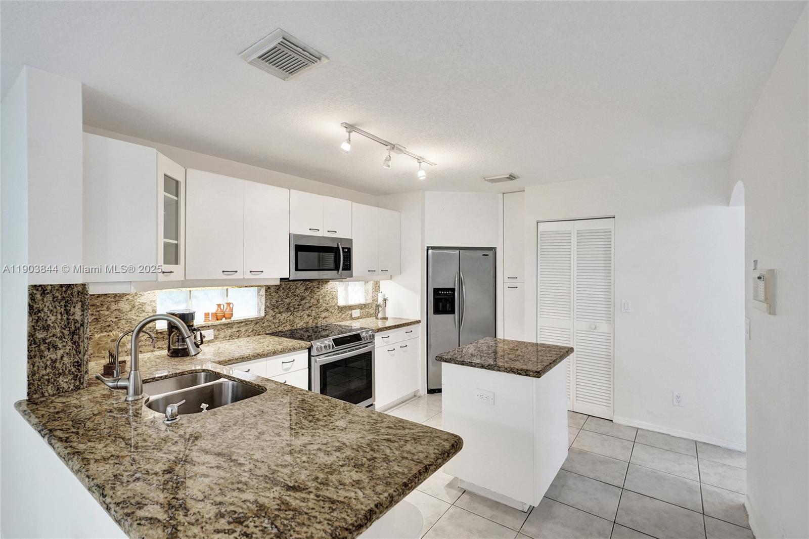 Photo of 1046 Satinleaf St (1046), Hollywood, Florida, 33019 -