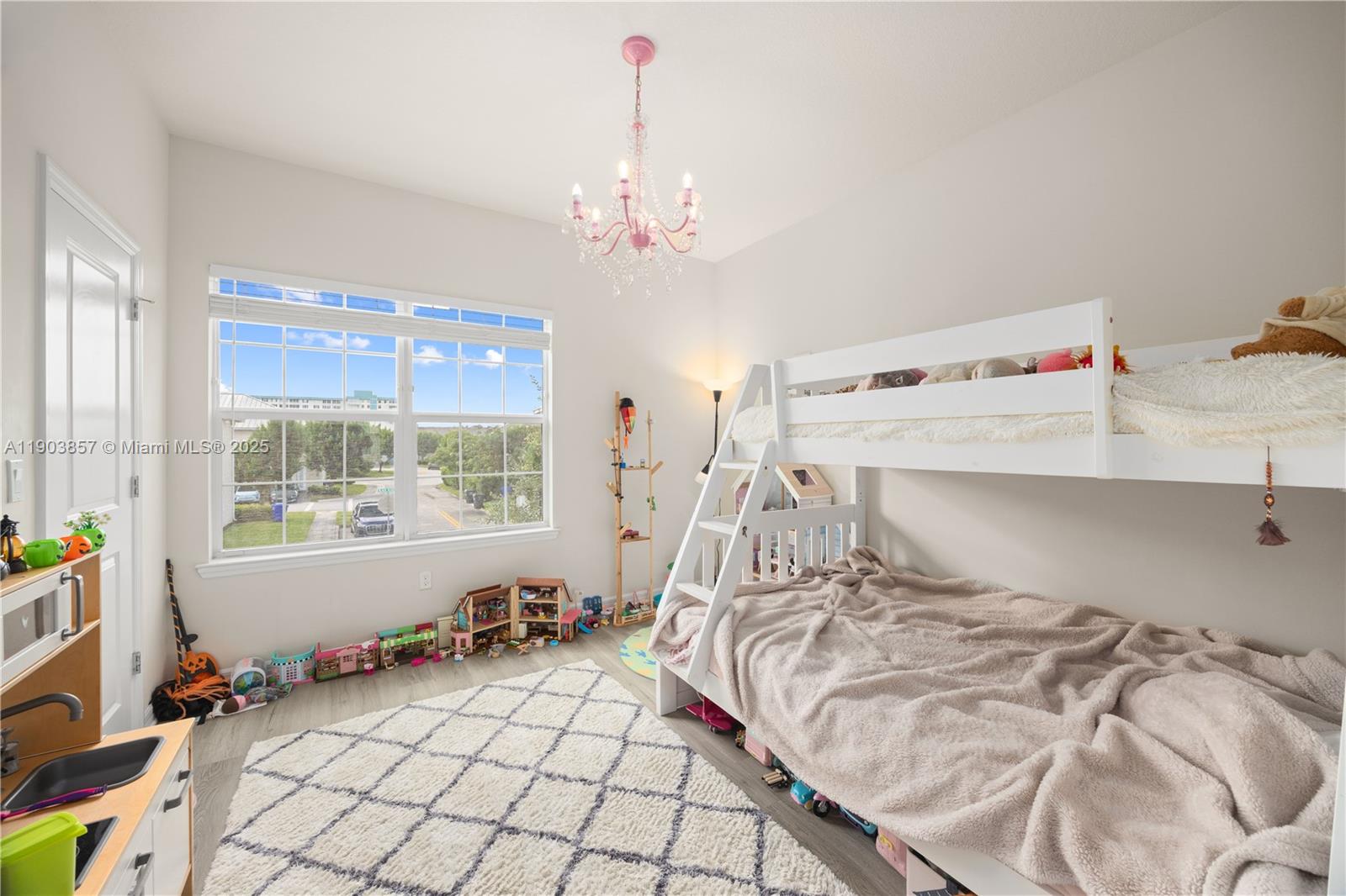 Ver detalles 4103 3 / 3 1769 sq. ft. $ 2025-10-28 0 foto