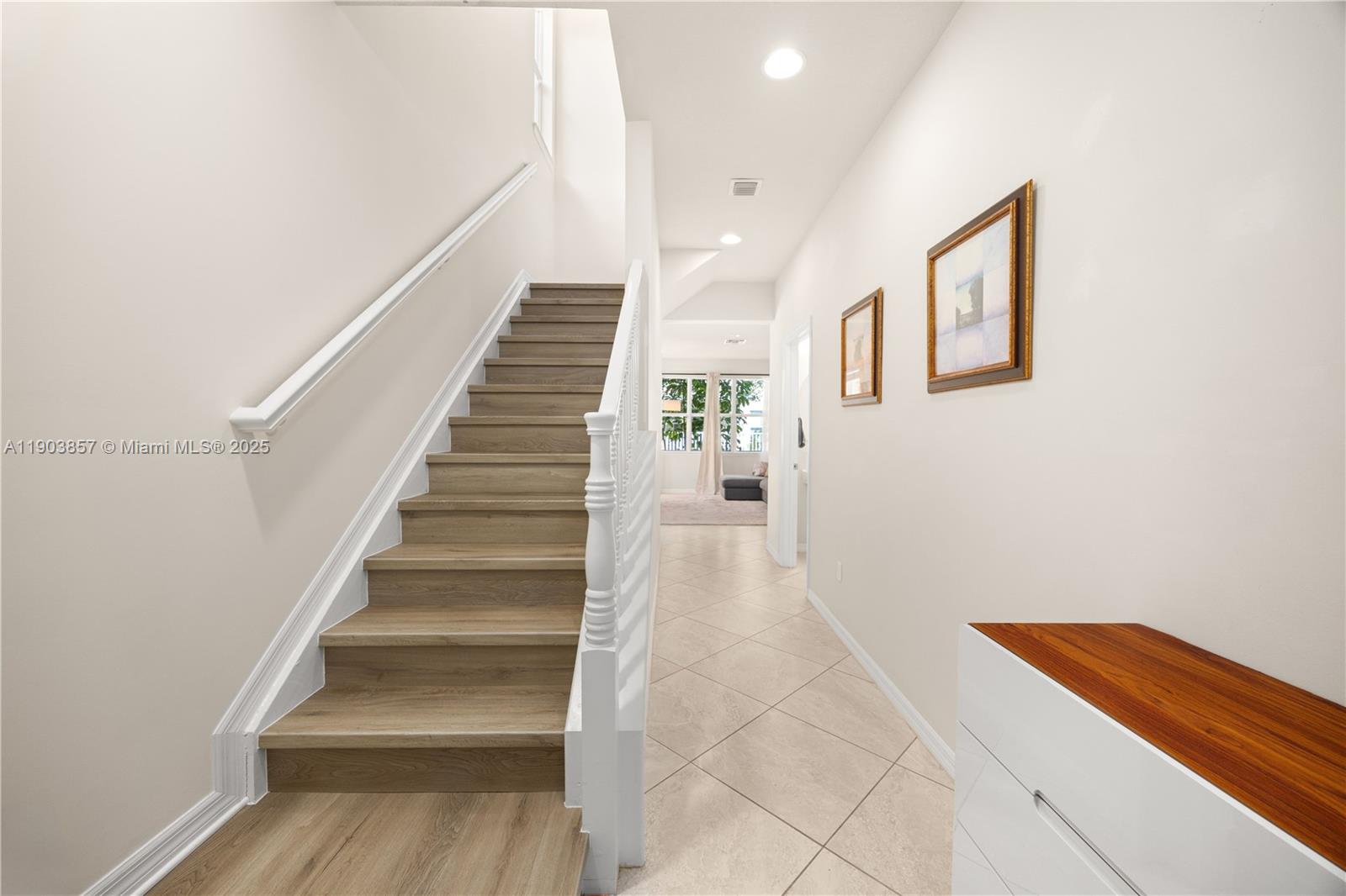 Ver detalles 4103 3 / 3 1769 sq. ft. $ 2025-10-28 0 foto