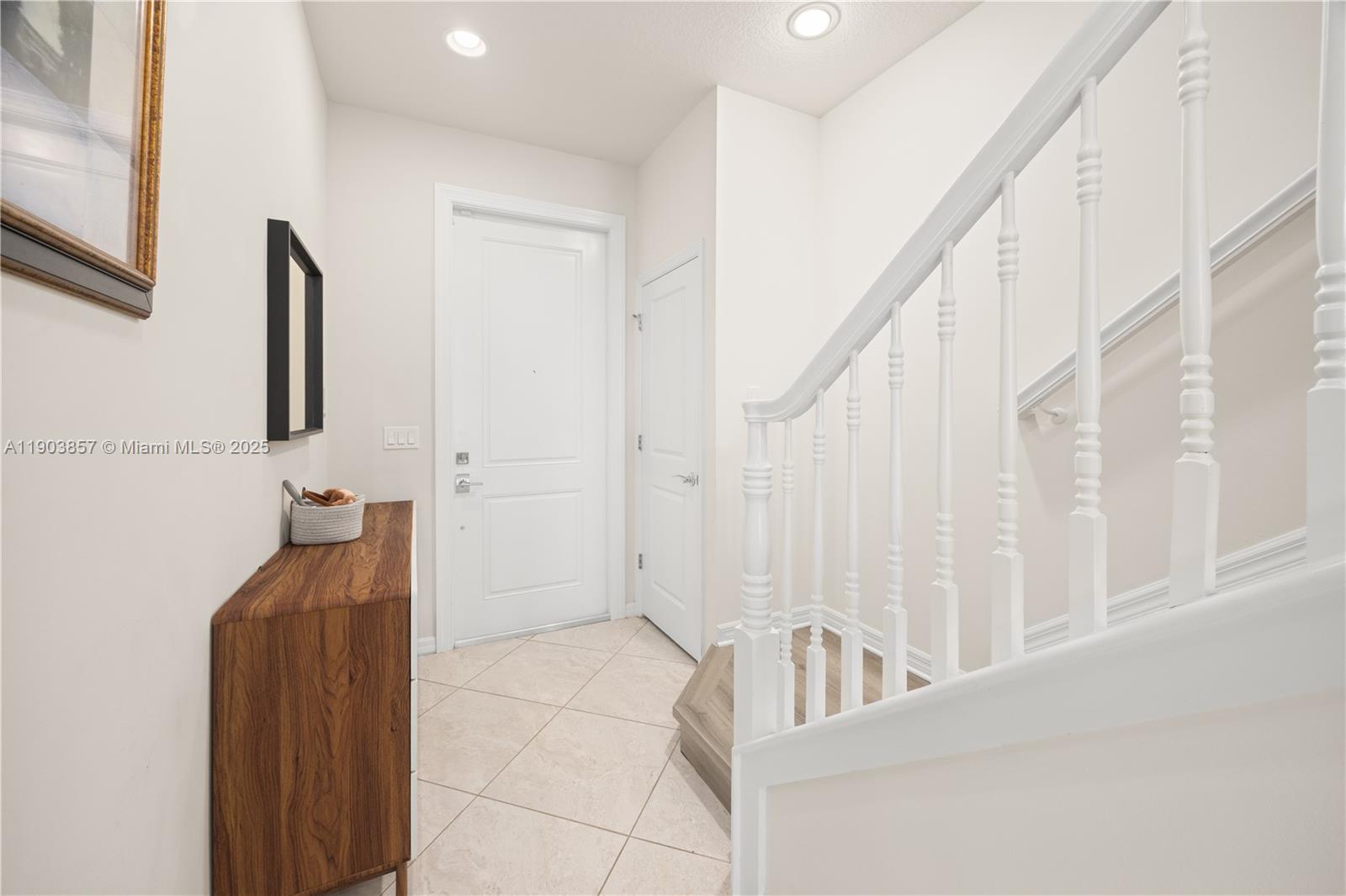 Ver detalles 4103 3 / 3 1769 sq. ft. $ 2025-10-28 0 foto