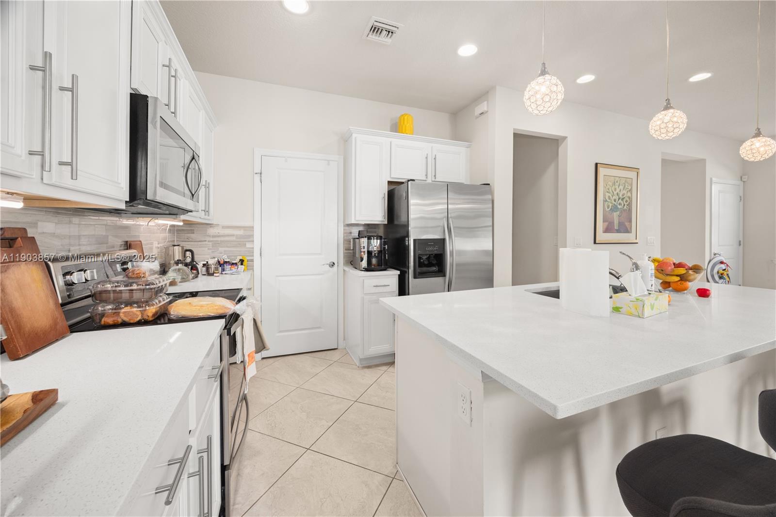 Ver detalles 4103 3 / 3 1769 sq. ft. $ 2025-10-28 0 foto