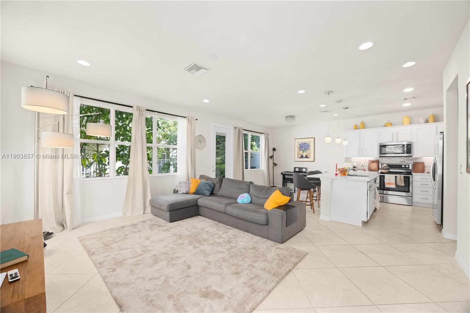 Ver detalles 4103 3 / 3 1769 sq. ft. $ 2025-10-28 0 foto