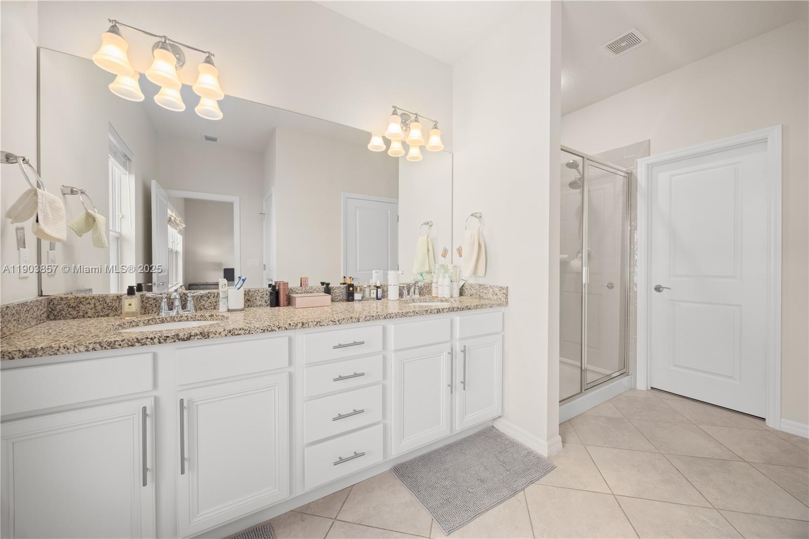 Ver detalles 4103 3 / 3 1769 sq. ft. $ 2025-10-28 0 foto