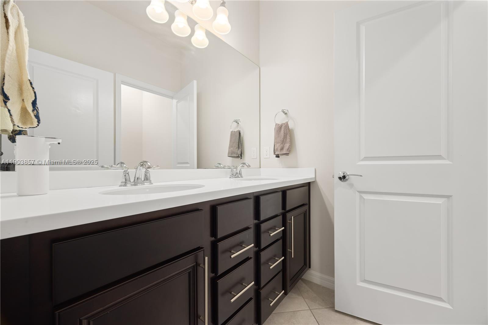 Ver detalles 4103 3 / 3 1769 sq. ft. $ 2025-10-28 0 foto