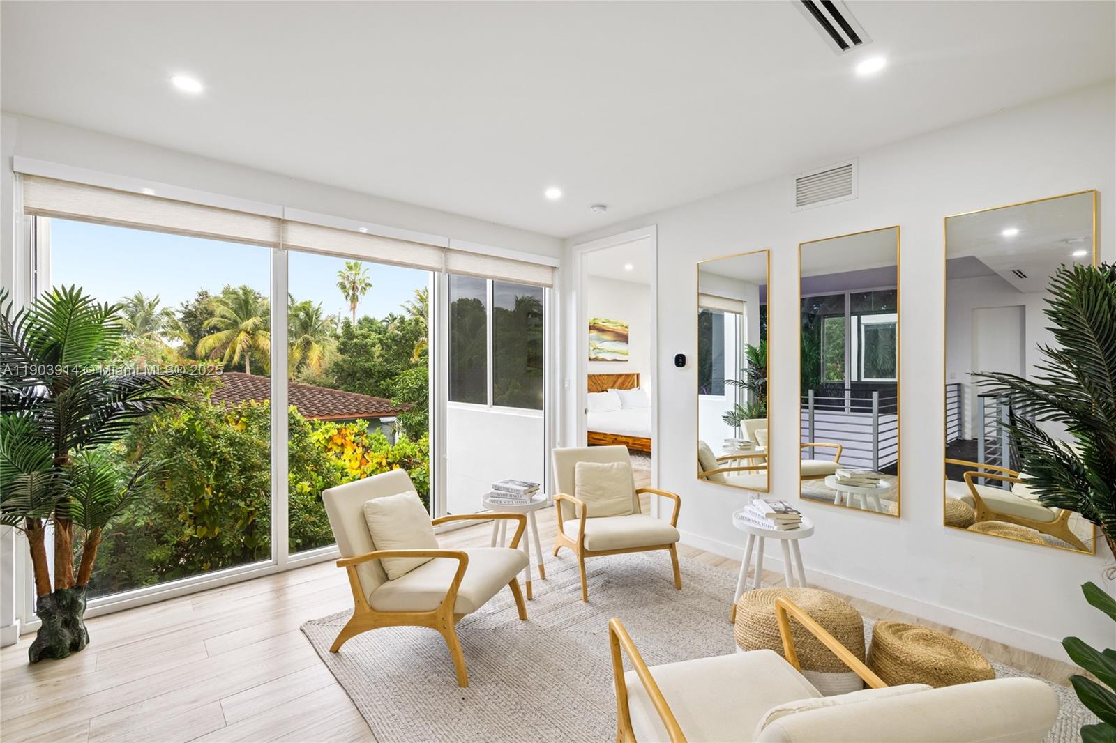 1816 5 / 5 3624 sq. ft. $ 2025-10-28 0 foto