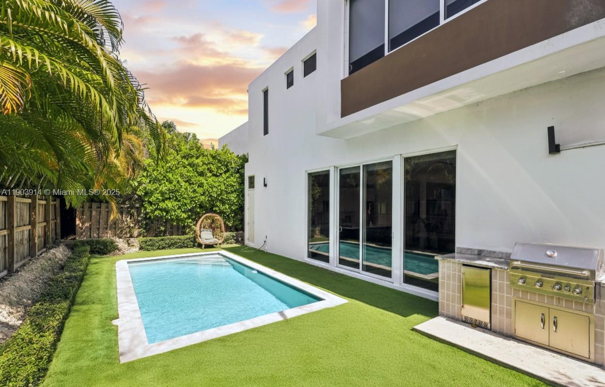 1816 5 / 5 3624 sq. ft. $ 2025-10-28 0 foto