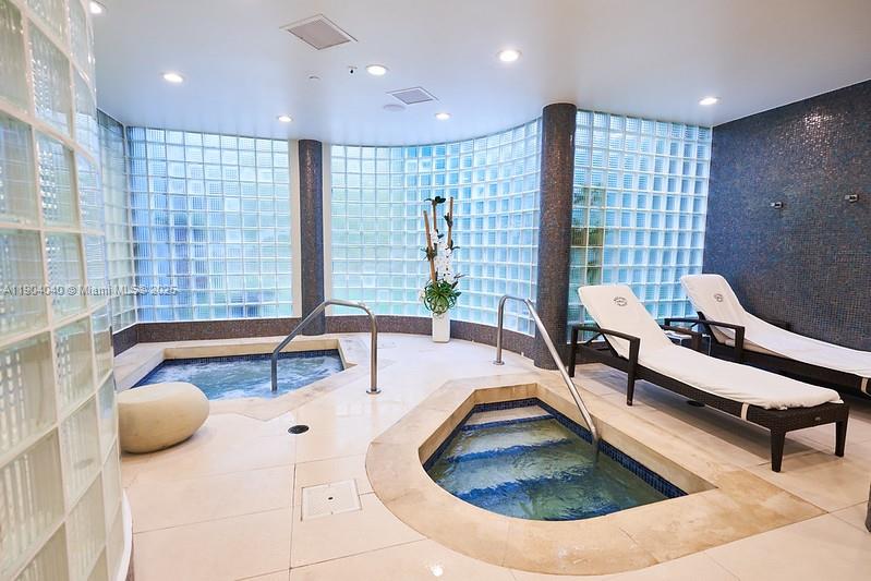 See details 609 2 / 3 2630 sq. ft. $ 2025-10-28 0 Photo