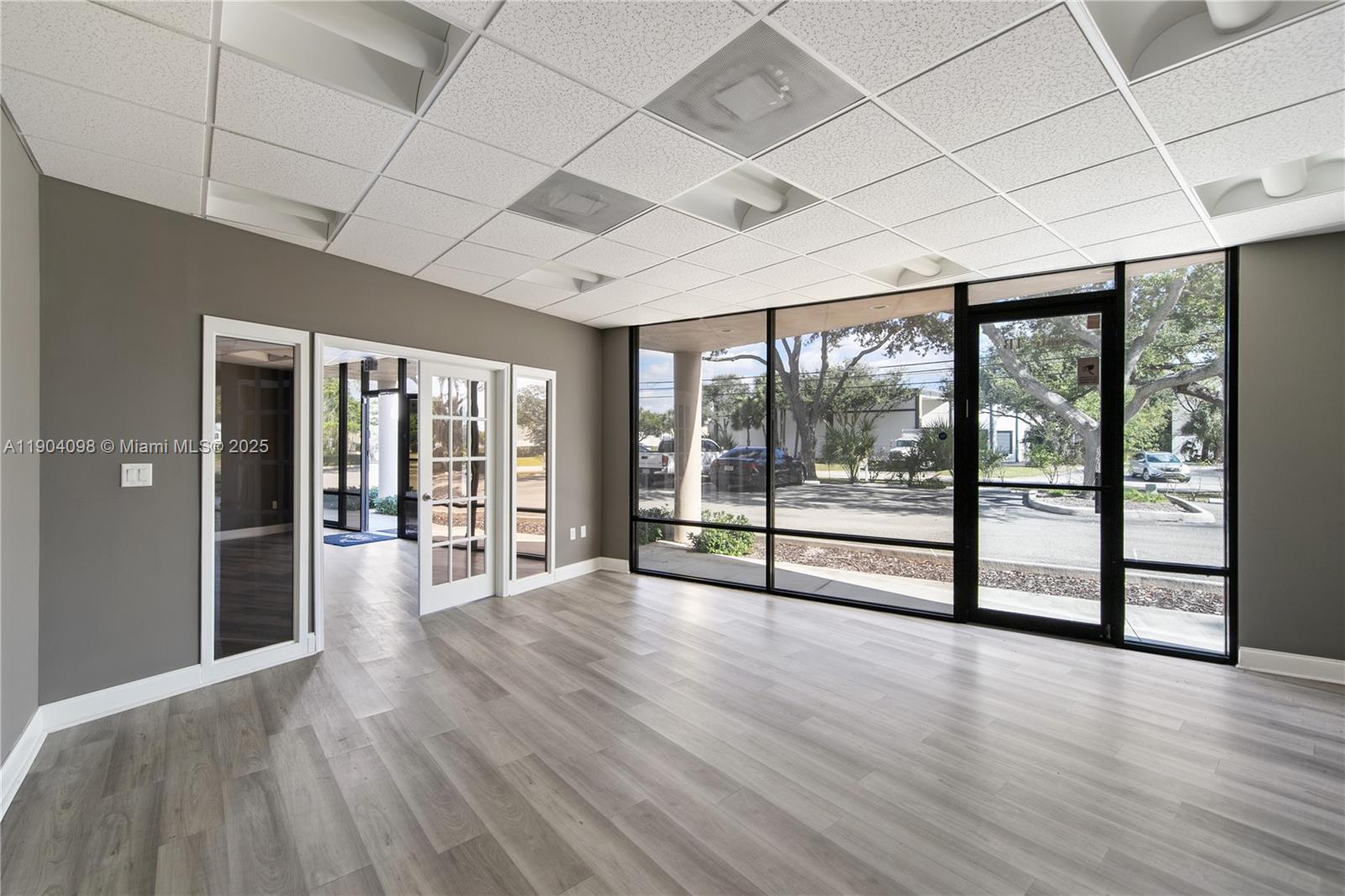 See details   /   sq. ft. $ 2025-10-28 0 Photo