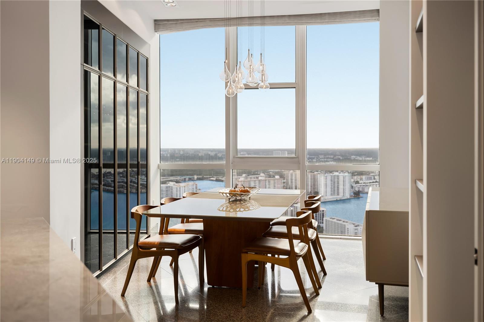 TS-1 5 / 5 5727 sq. ft. $ 2025-10-28 0 foto