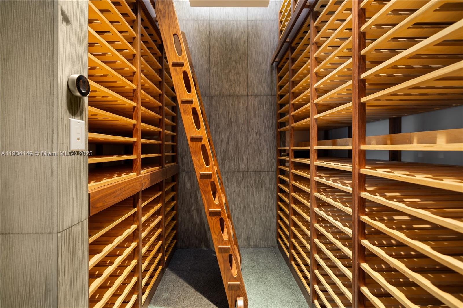 TS-1 5 / 5 5727 sq. ft. $ 2025-10-28 0 foto