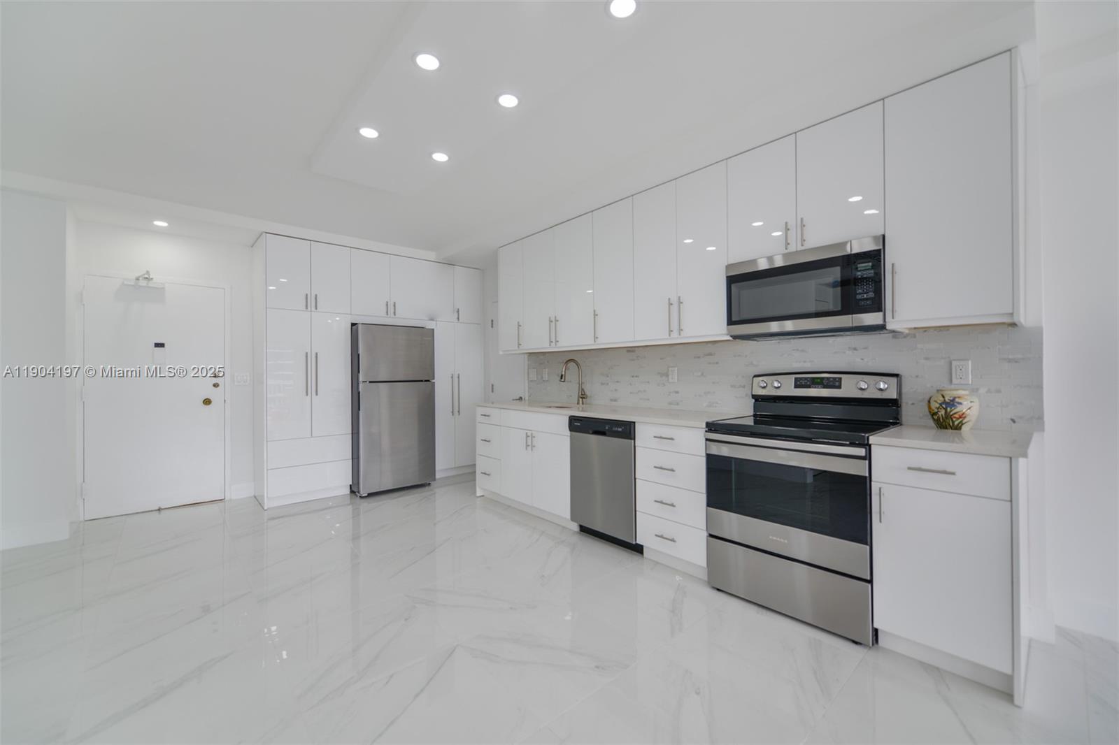 19A 1 / 2 870 sq. ft. $ 2025-10-28 0 Photo